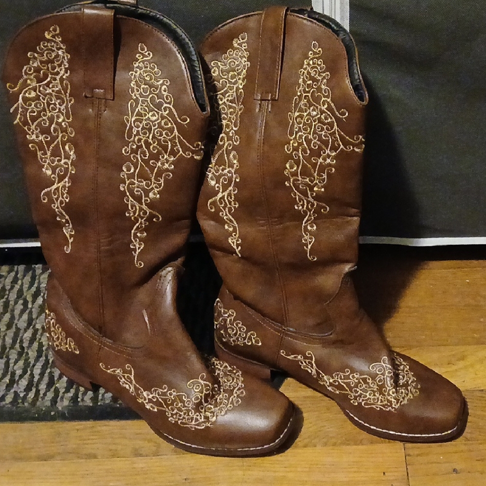 Elegant Embroidered Tan Heeled Boots